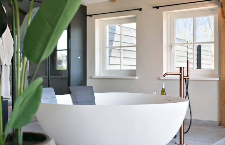 Stilvolle Badewanne in einem Ferienhaus in Moergestel, im Herzen von Brabant, mit modernen Akzenten.