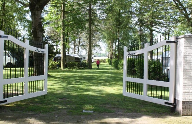 Toegangspoort tot Huisje in Moergestel, vakantiehuis in Hart van Brabant, Noord Brabant.