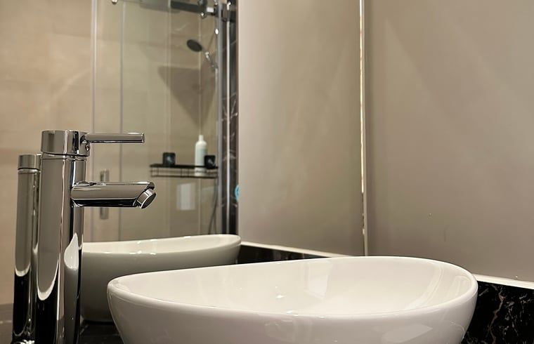 Moderne badkamer in Huisje in Moergestel, vakantiewoning in Hart van Brabant, Noord Brabant.