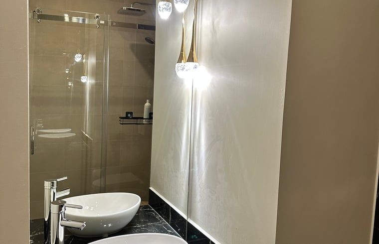 Stijlvolle wastafel in de badkamer van Huisje in Moergestel, vakantiehuis in Moergestel, Noord Brabant.