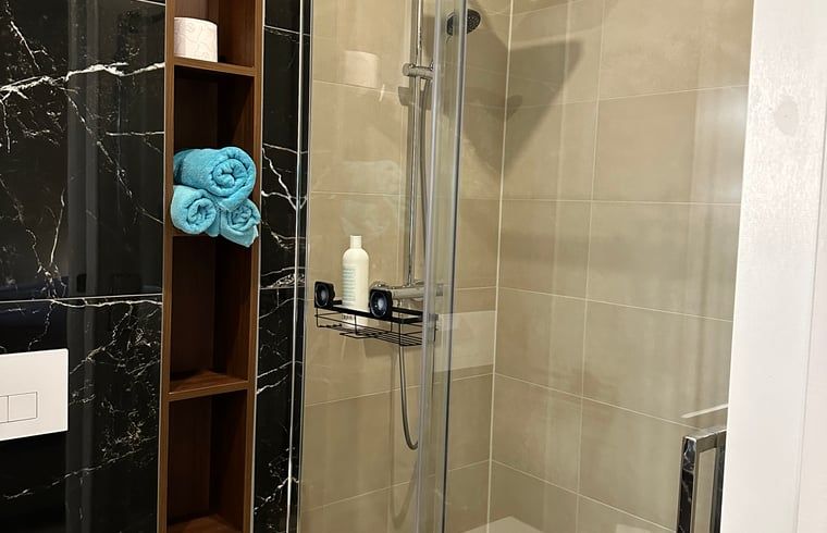 Luxe douche in Huisje in Moergestel, vakantiewoning in Hart van Brabant, Noord Brabant.