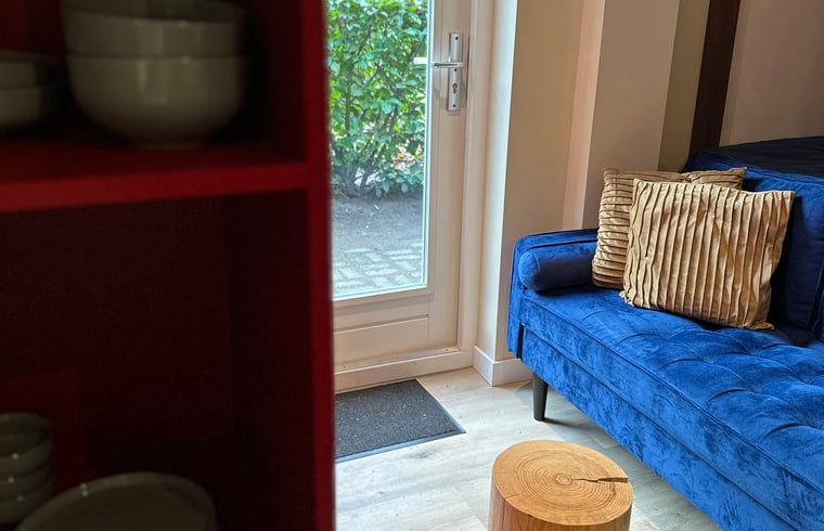 Decoratieve kaarsen en planten in Huisje in Moergestel, vakantiewoning in Hart van Brabant, Noord Brabant.