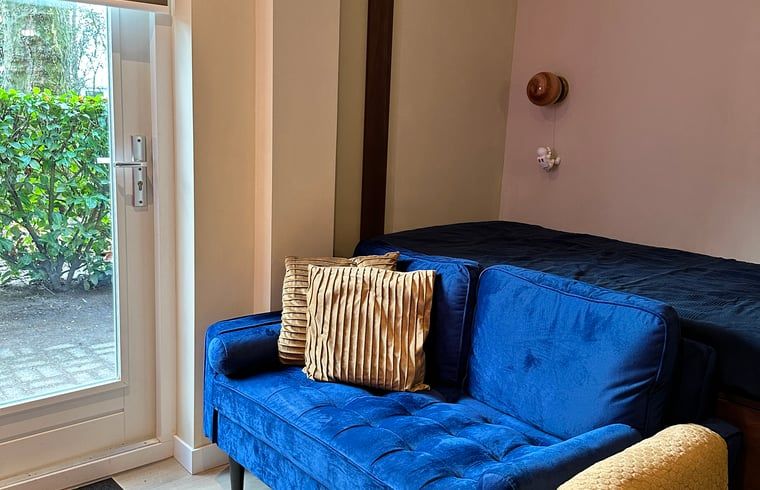 Kleurrijke straatverlichting in de omgeving van Huisje in Moergestel, vakantiehuis in Noord Brabant.