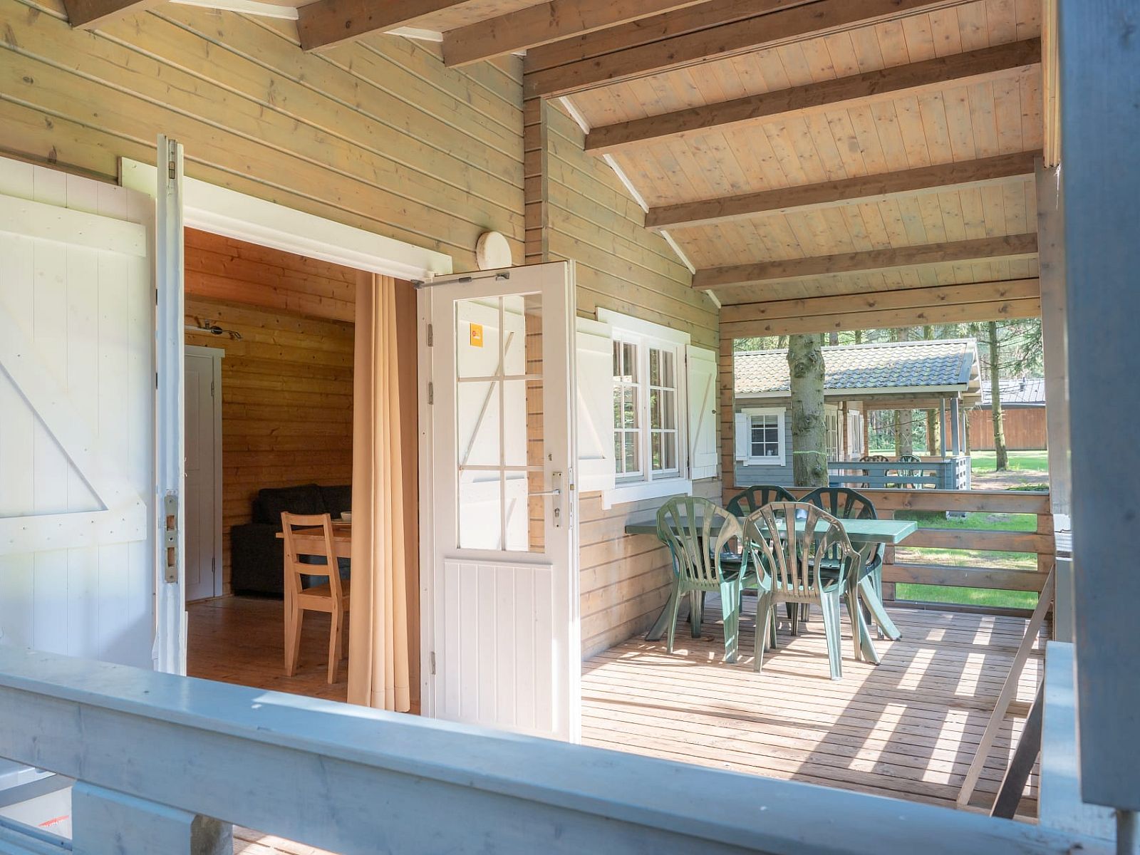 Veranda der Finnischen Lodge Plus in Chaam, Nordbrabant. Geniessen Sie die Ruhe und die Natur in diesem gemuetlichen Ferienhaus im Herzen von Brabant.