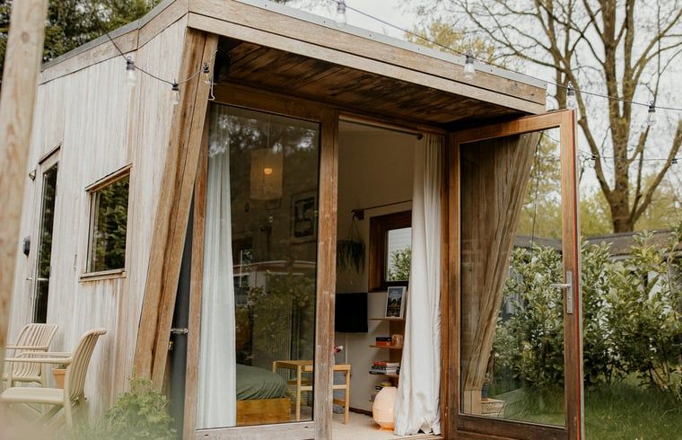 Entree van het Vakantiehuis in Diessen, Hart van Brabant, met open deuren naar het terras.