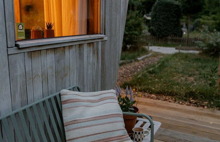 Verlichte avondveranda van Vakantiehuis in Diessen, Hart van Brabant, voor ontspannen avonden.