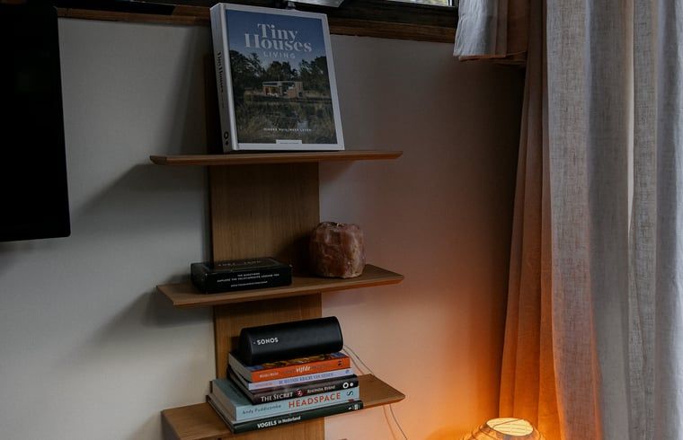 Boekenplank in Vakantiehuis in Diessen, Noord Brabant, met inspirerende lectuur.