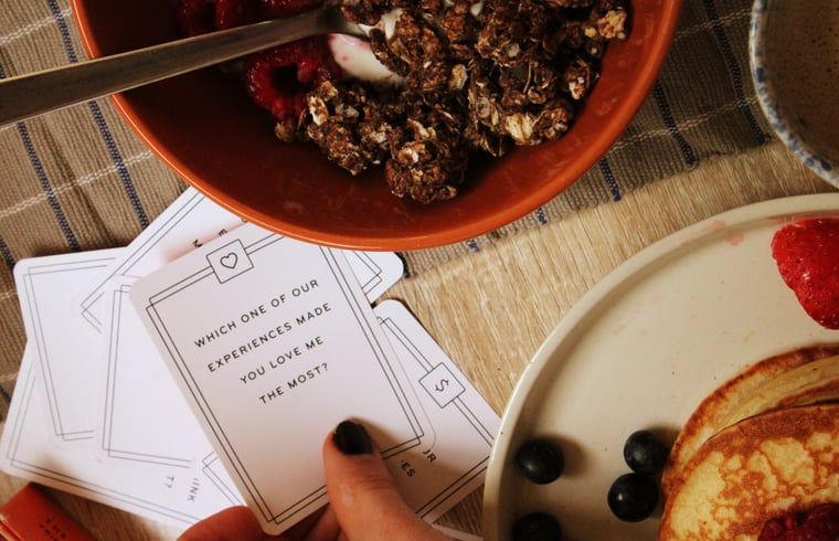 Ontbijt met muesli en kaarten in Vakantiehuis in Diessen, Noord Brabant, voor een goede start van de dag.