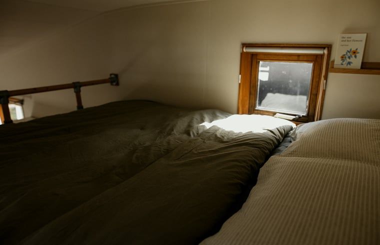 Knusse slaapkamer in Vakantiehuis in Diessen, Hart van Brabant, met uitzicht op de natuur.