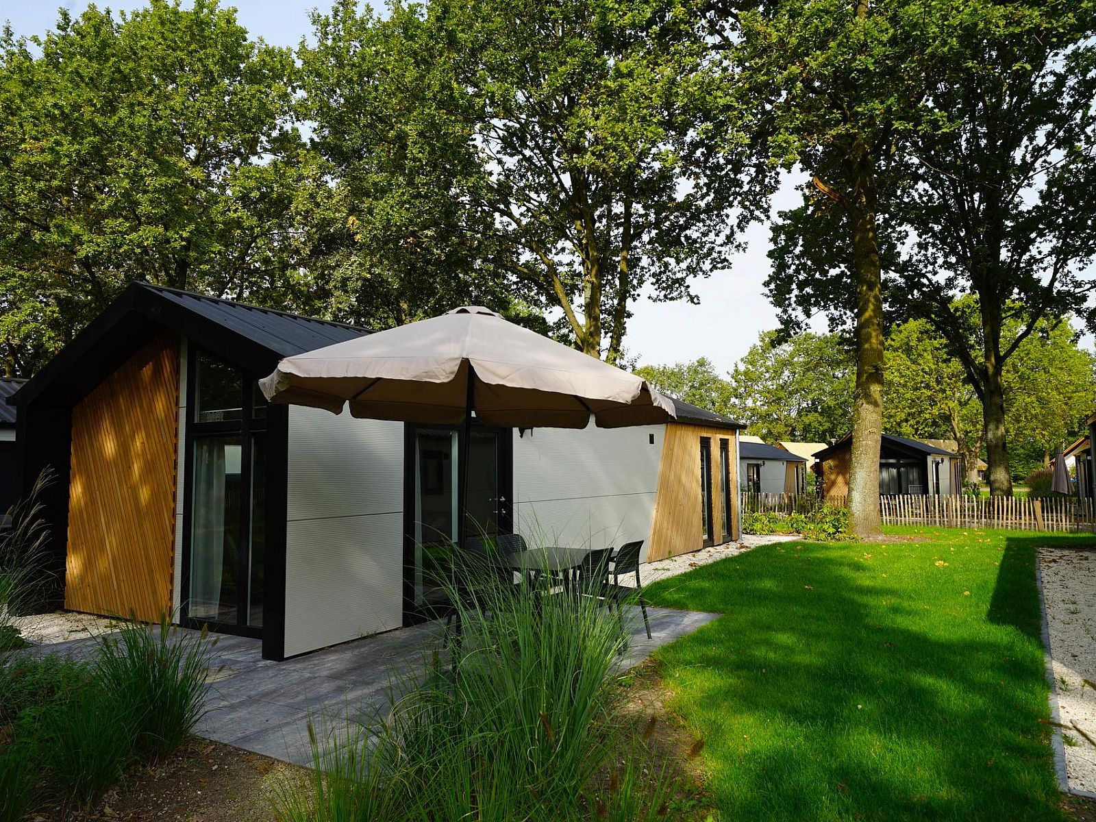 Kids Adventure Ferienhaus 2+2 in Kaatsheuvel bietet einen ruhigen Aussenbereich mit Terrasse, ideal fuer einen entspannten Urlaub in Hart van Brabant.