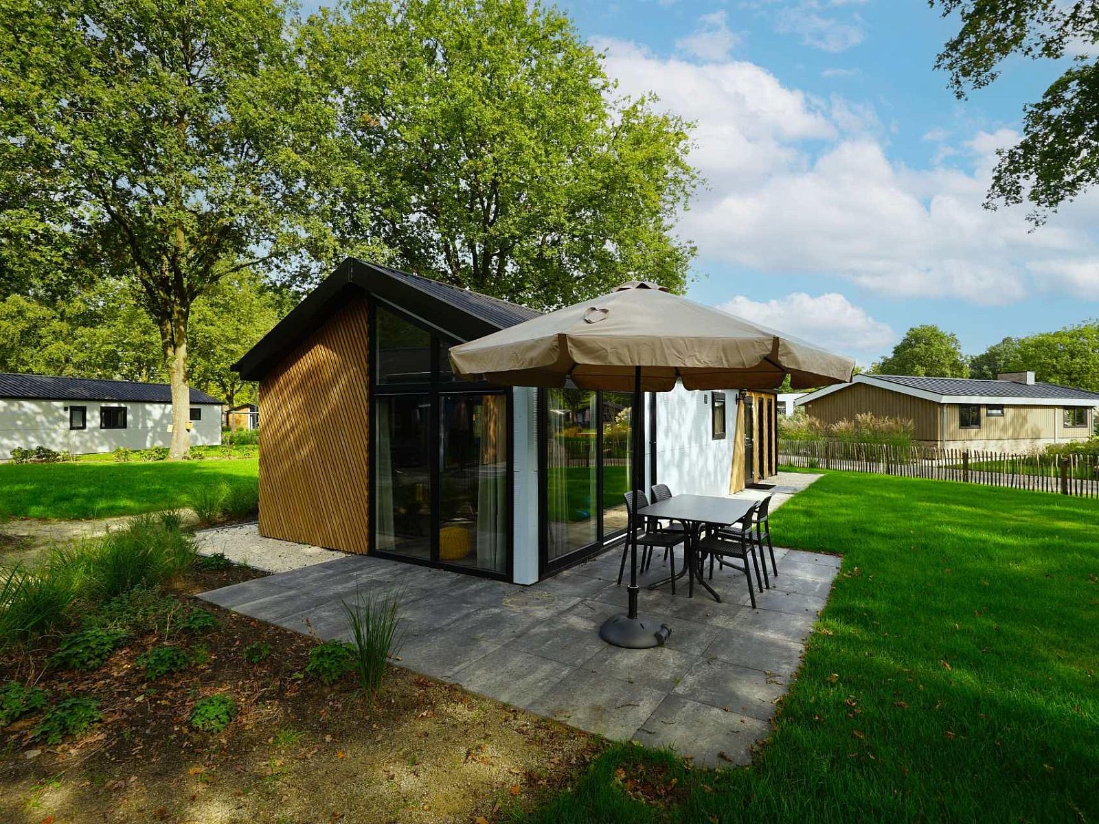 Geniessen Sie den Aussenbereich im Babycottage 2+2 in Kaatsheuvel, Nordbrabant, mit Terrasse und gruener Umgebung fuer ein entspannendes Ferienerlebnis.