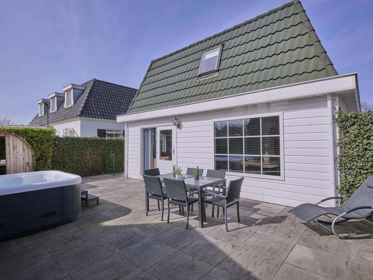 Terras van 't Kaatsheuveltje 1 vakantiehuis in Kaatsheuvel, Hart van Brabant, Noord Brabant met jacuzzi en tuinmeubelen