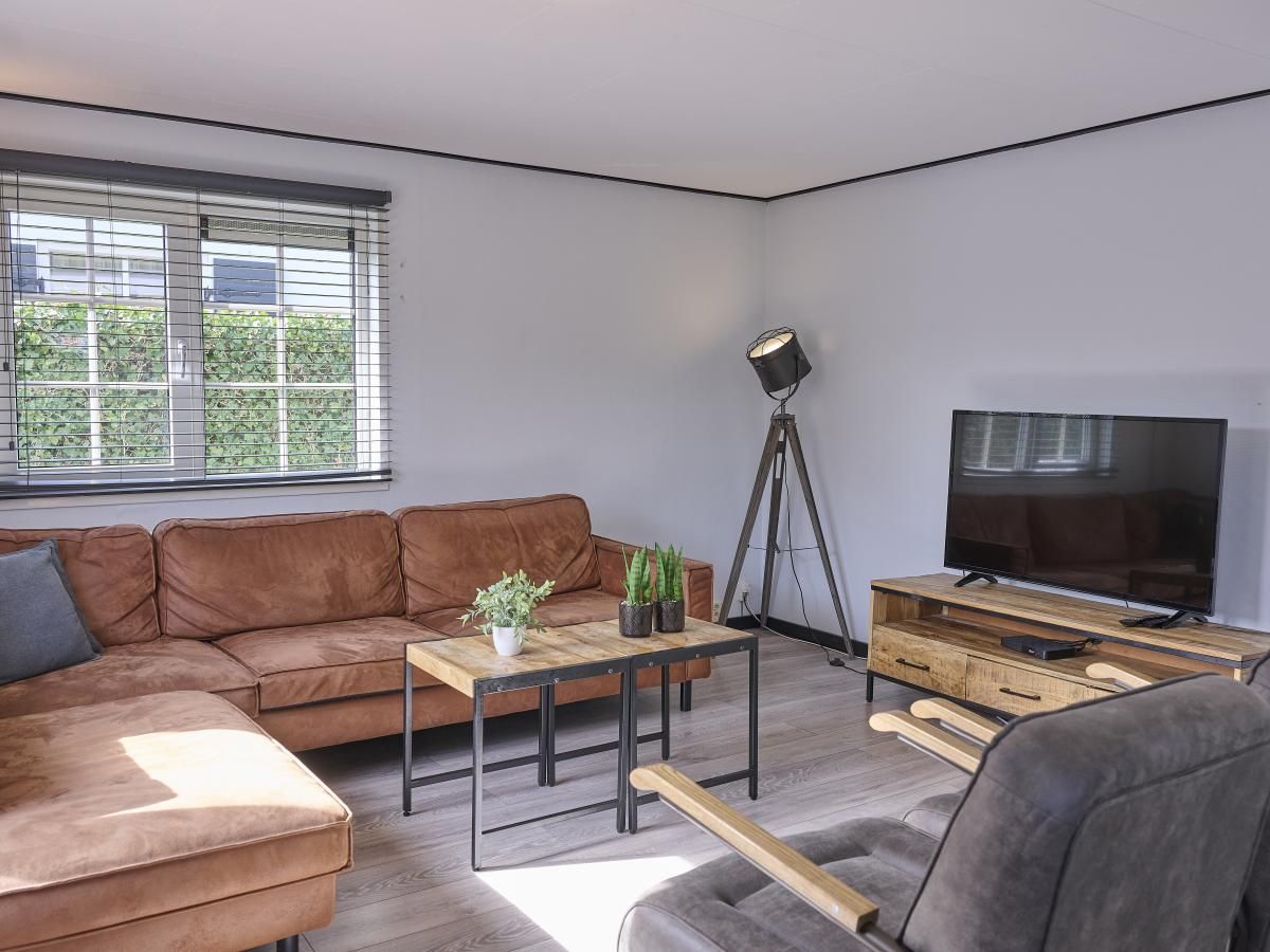 Gezellige woonkamer van 't Kaatsheuveltje 1 vakantiehuis in Kaatsheuvel, Hart van Brabant, Noord Brabant met comfortabele zithoek