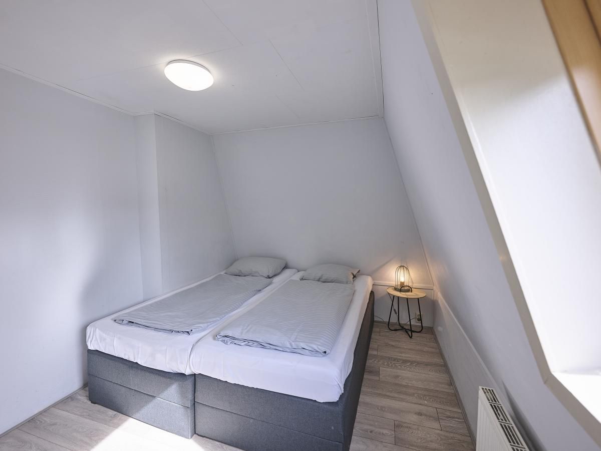 Lichte slaapkamer in 't Kaatsheuveltje 1 vakantiehuis in Kaatsheuvel, Hart van Brabant, Noord Brabant met uitzicht op de tuin