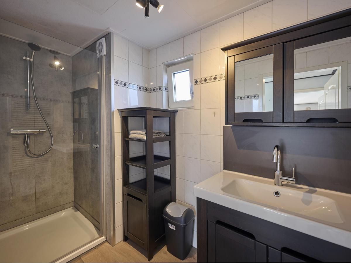 Badkamer van 't Kaatsheuveltje 1 vakantiehuis in Kaatsheuvel, Hart van Brabant, Noord Brabant met moderne douche