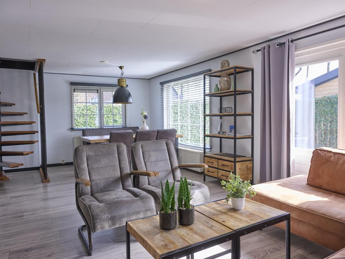 Moderne woonkamer in 't Kaatsheuveltje 1 vakantiehuis in Kaatsheuvel, Hart van Brabant, Noord Brabant met ruime zithoek