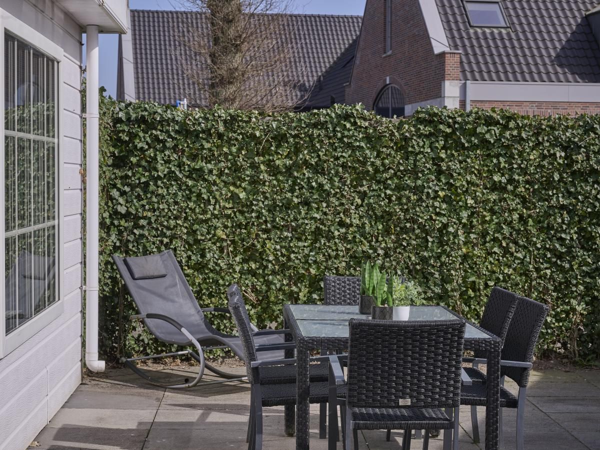 Buitenruimte van 't Kaatsheuveltje 1 vakantiehuis in Kaatsheuvel, Hart van Brabant, Noord Brabant met tuinmeubelen