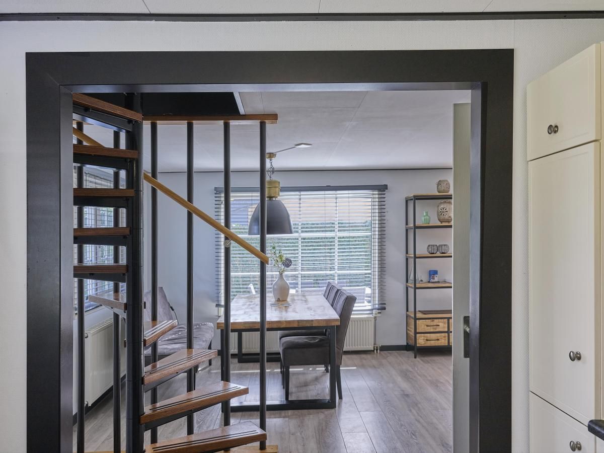 Trap en eetkamer in 't Kaatsheuveltje 1 vakantiehuis in Kaatsheuvel, Hart van Brabant, Noord Brabant met moderne inrichting