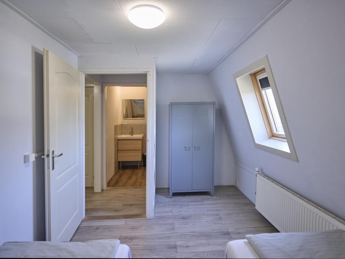 Slaapkamer met toegang tot badkamer in 't Kaatsheuveltje 1 vakantiehuis in Kaatsheuvel, Hart van Brabant, Noord Brabant