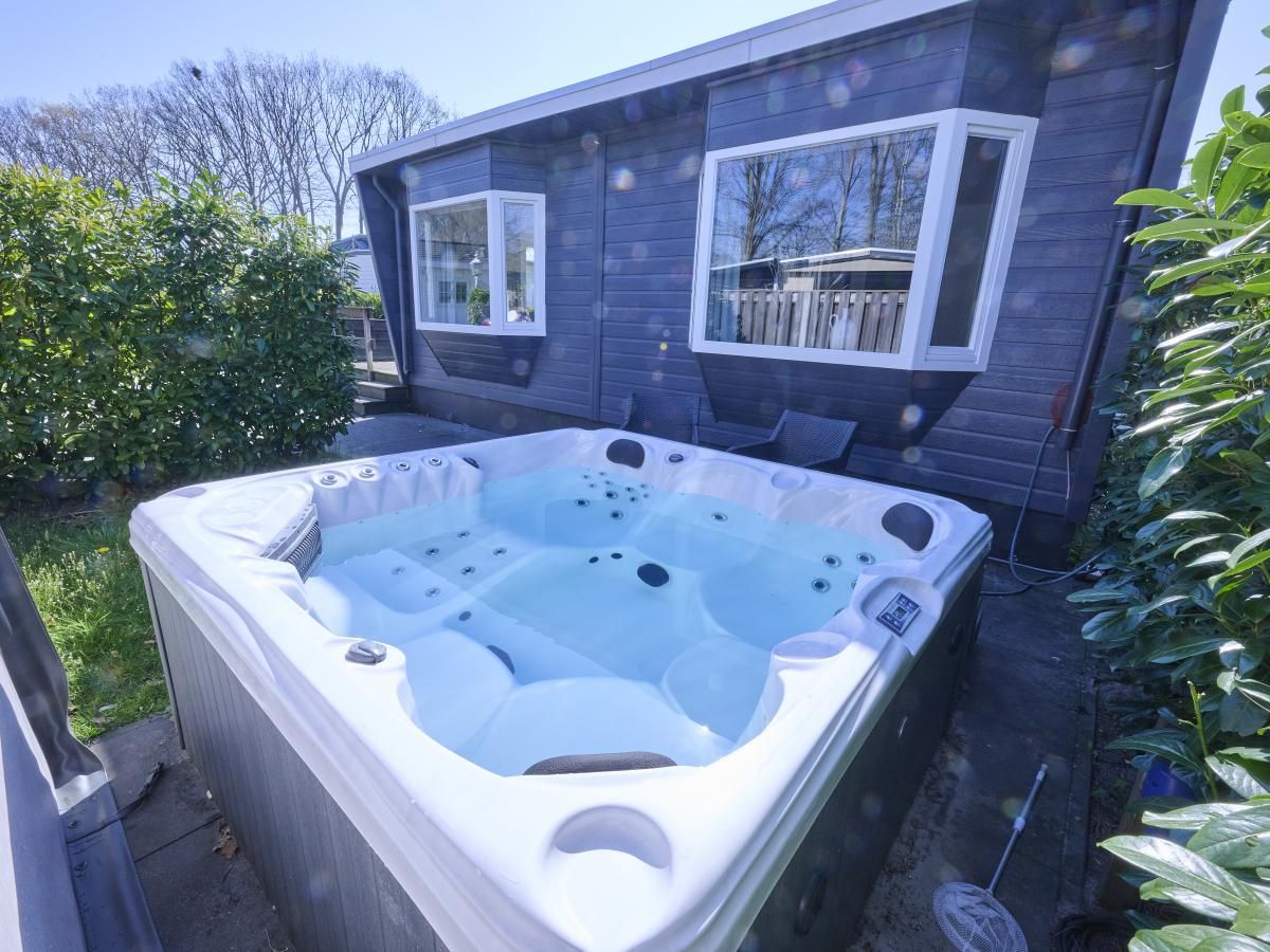 Entspannen Sie sich im Jacuzzi im Kaatsheuveltje 6, Ferienhaus in Kaatsheuvel, Hart van Brabant, Nordbrabant.