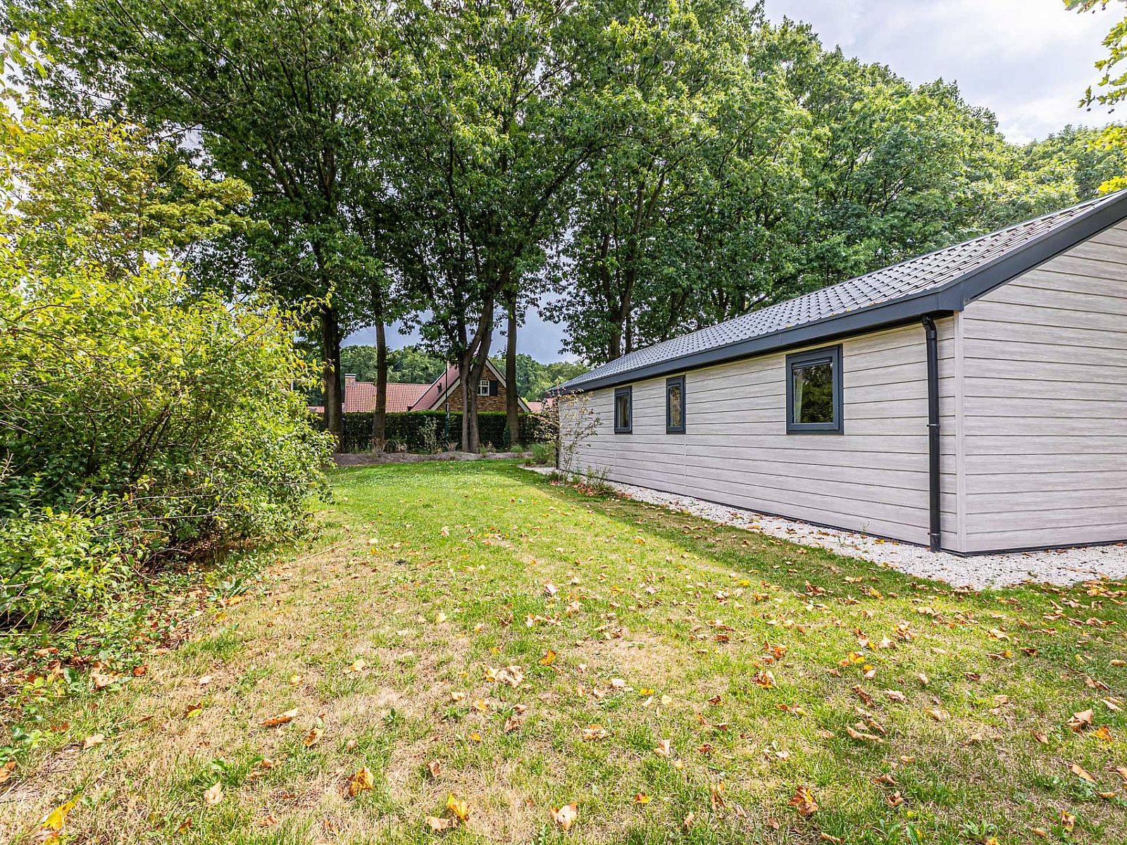Rckseite des Chalets in Kaatsheuvel, umgeben von Natur in Hart van Brabant, Nordbrabant.