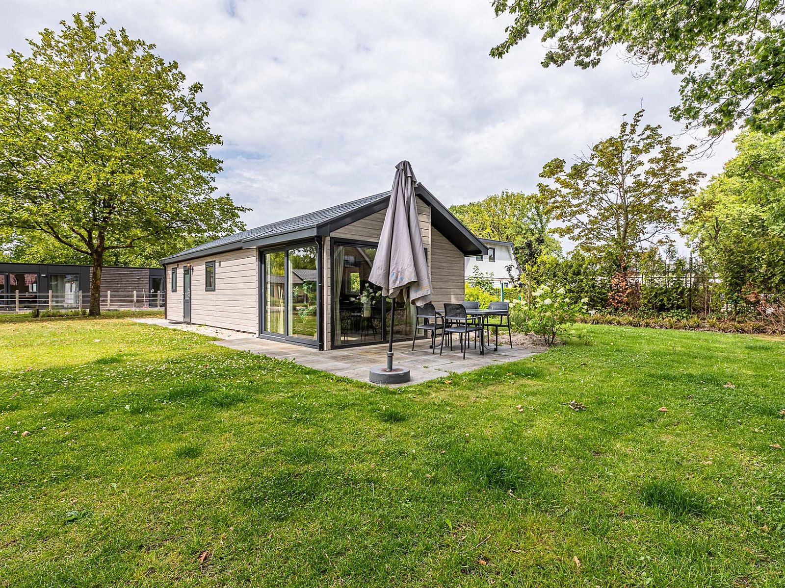 Terrasse von Chalet in Kaatsheuvel, Ferienhaus mit Garten in Hart van Brabant, Nordbrabant.
