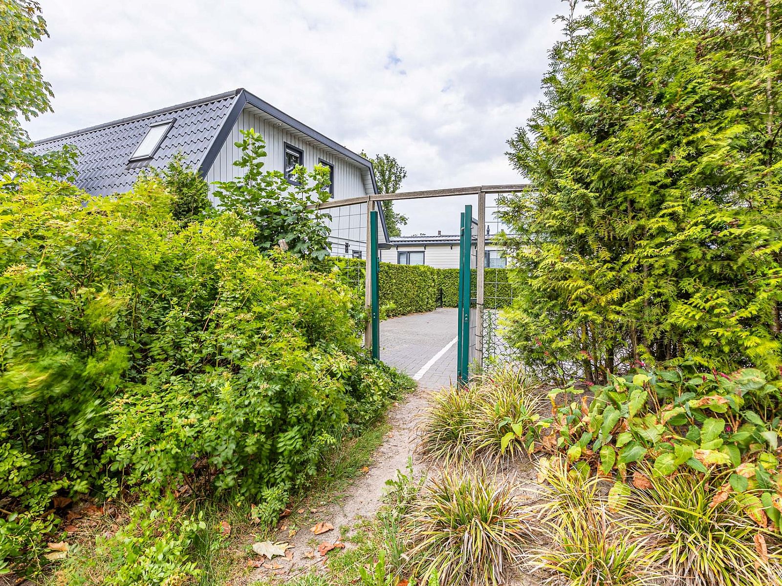 Tor zum Chalet in Kaatsheuvel, Ferienhaus im Grnen in Nordbrabant.