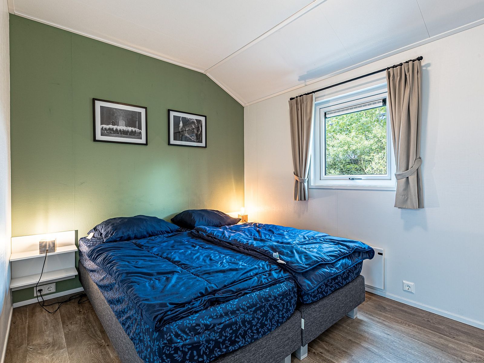 Schlafzimmer mit Doppelbett in Chalet in Kaatsheuvel, Ferienhaus in Nordbrabant.