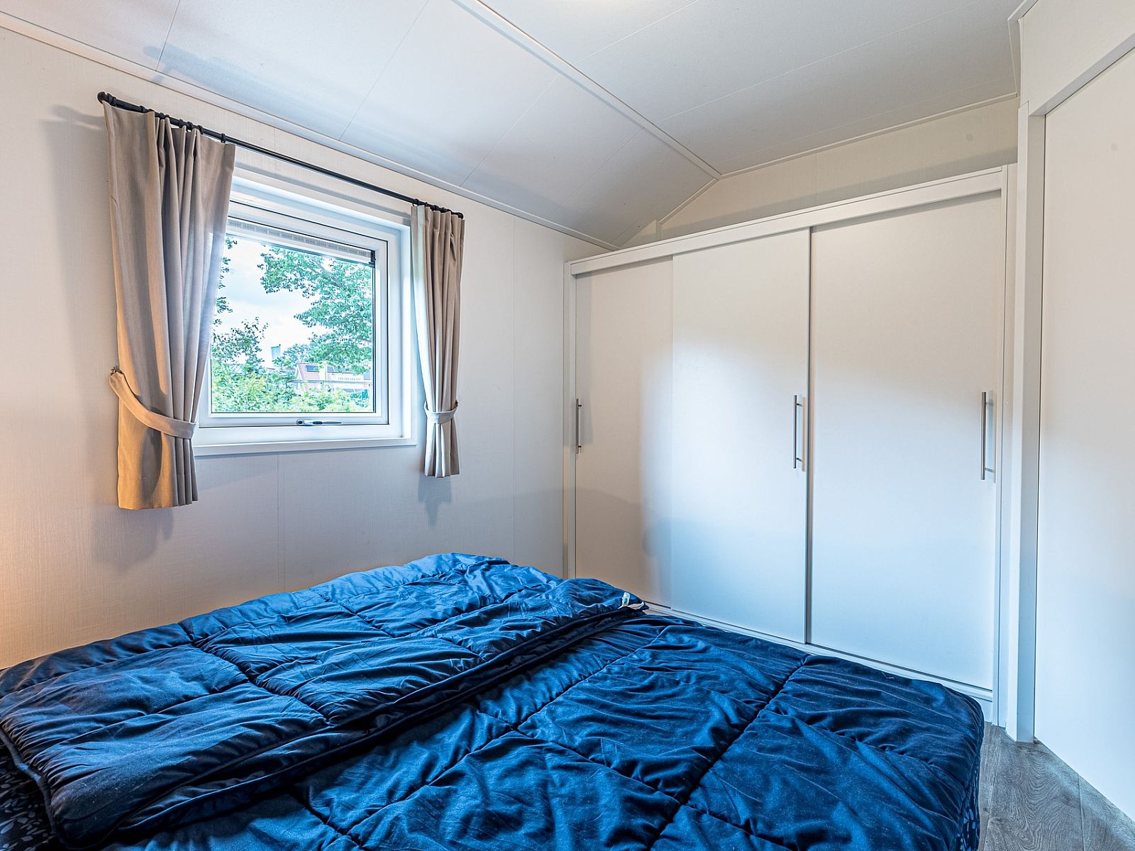 Schlafzimmer mit Stauraum in Chalet in Kaatsheuvel, Ferienhaus in Hart van Brabant.