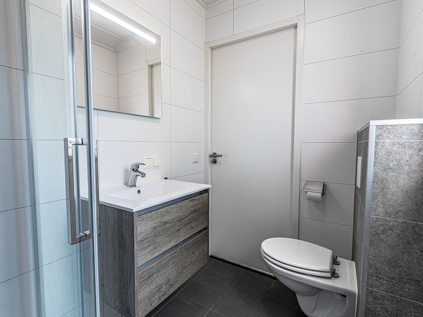 Badezimmer mit Dusche in Chalet in Kaatsheuvel, Ferienhaus in Nordbrabant.