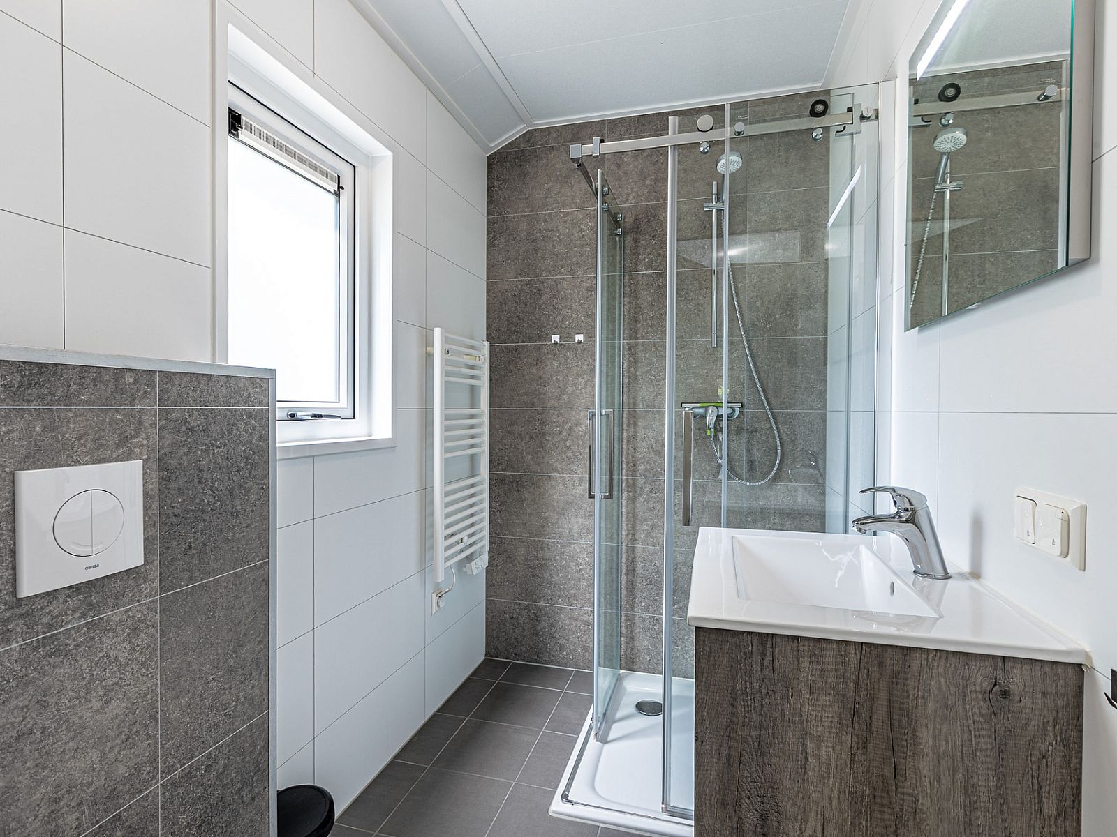 Modernes Badezimmer im Chalet in Kaatsheuvel, Ferienhaus mit Dusche in Hart van Brabant.