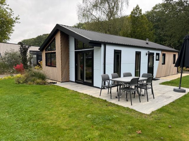 Chalet in Kaatsheuvel mit modernem ueren und Terrasse in Hart van Brabant, Nordbrabant.