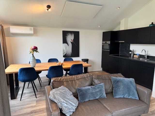 Gemtliches Wohnzimmer im Chalet in Kaatsheuvel mit komfortabler Sitzecke in Nordbrabant.