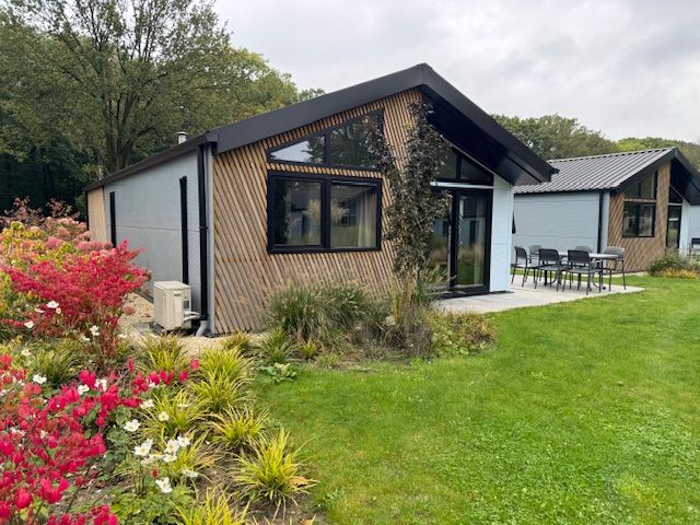 Chalet in Kaatsheuvel mit buntem Garten und moderner Architektur in Nordbrabant.