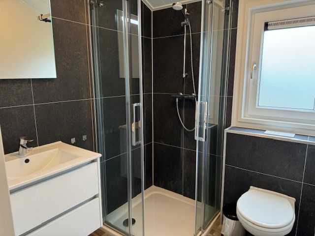 Modernes Badezimmer mit Dusche im Chalet in Kaatsheuvel, Hart van Brabant, Nordbrabant.