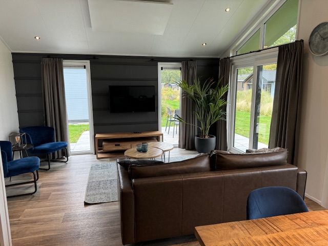 Gerumiges Wohnzimmer im Chalet in Kaatsheuvel mit viel natrlichem Licht in Nordbrabant.
