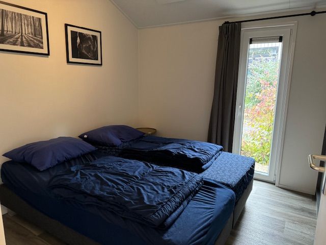 Komfortables Schlafzimmer im Chalet in Kaatsheuvel mit Zugang zum Garten in Hart van Brabant.