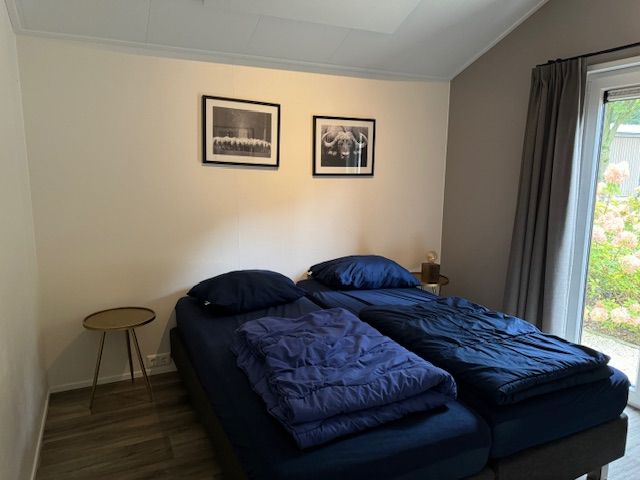 Stilvolles Schlafzimmer in Chalet in Kaatsheuvel mit moderner Einrichtung in Nordbrabant.