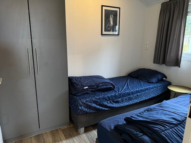 Gemtliches Schlafzimmer mit zwei Betten im Chalet in Kaatsheuvel, Hart van Brabant, Nordbrabant.