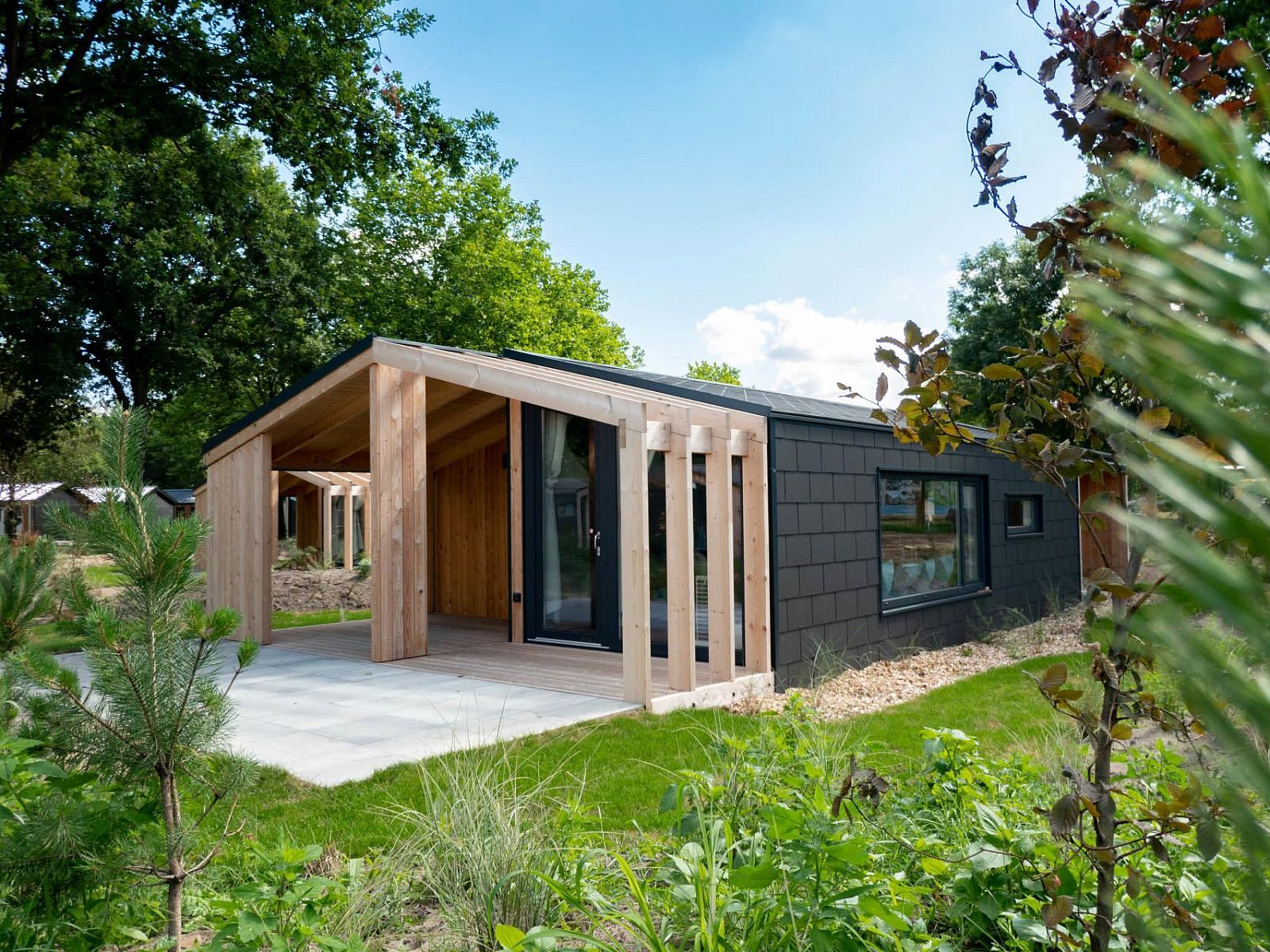 Panorama Cottage 4 in Kaatsheuvel, Nordbrabant, bietet eine schoene Terrasse inmitten gruener Natur, ideal zum Entspannen.