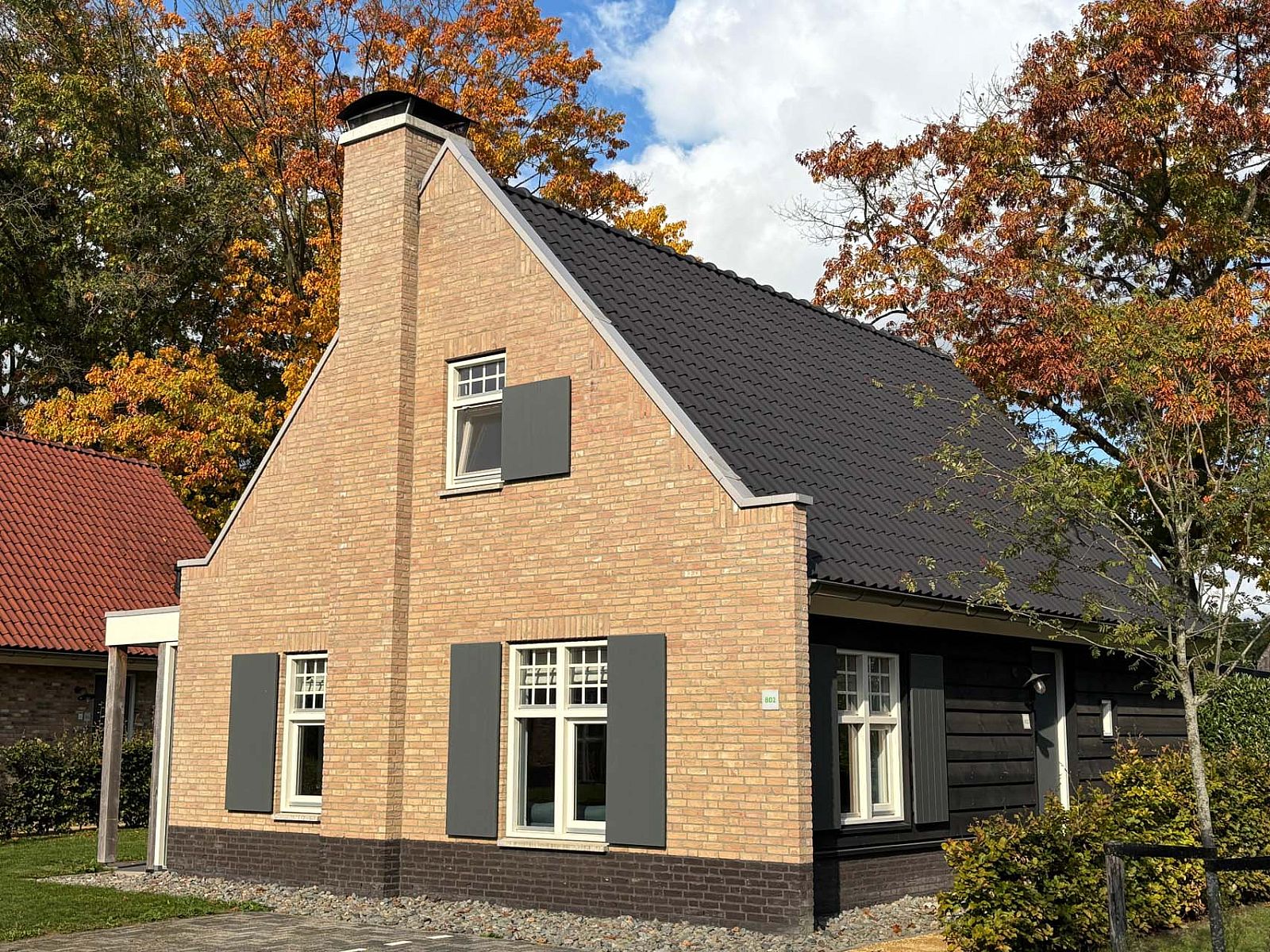 Freistehendes Haus in Kaatsheuvel, ein charmantes Ferienhaus im Herzen von Brabant, umgeben von Herbstfarben und ruhiger Natur.