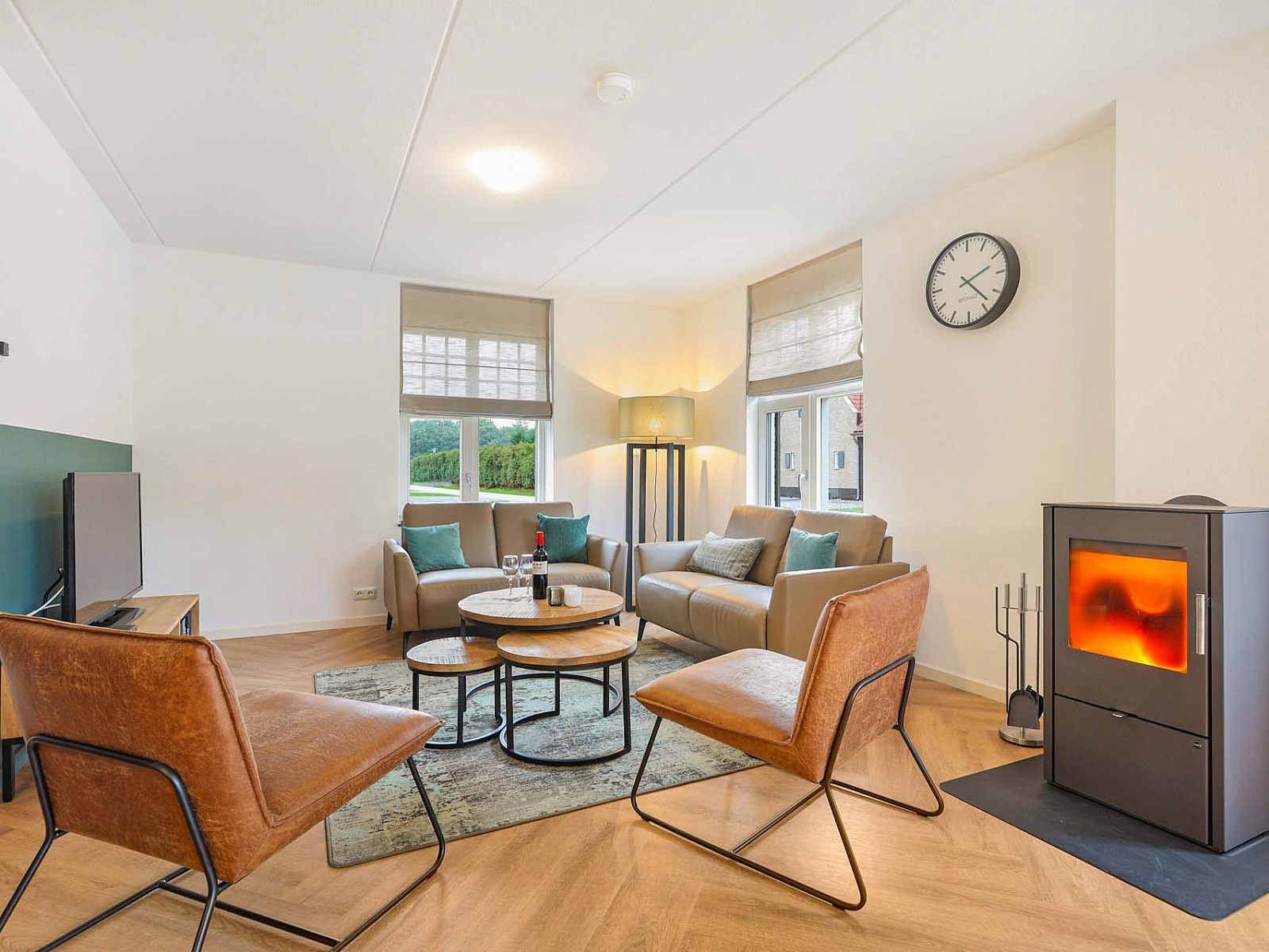 Gemtliches Wohnzimmer eines freistehenden Hauses in Kaatsheuvel, Nordbrabant, mit moderner Einrichtung und gemtlichem Kamin.