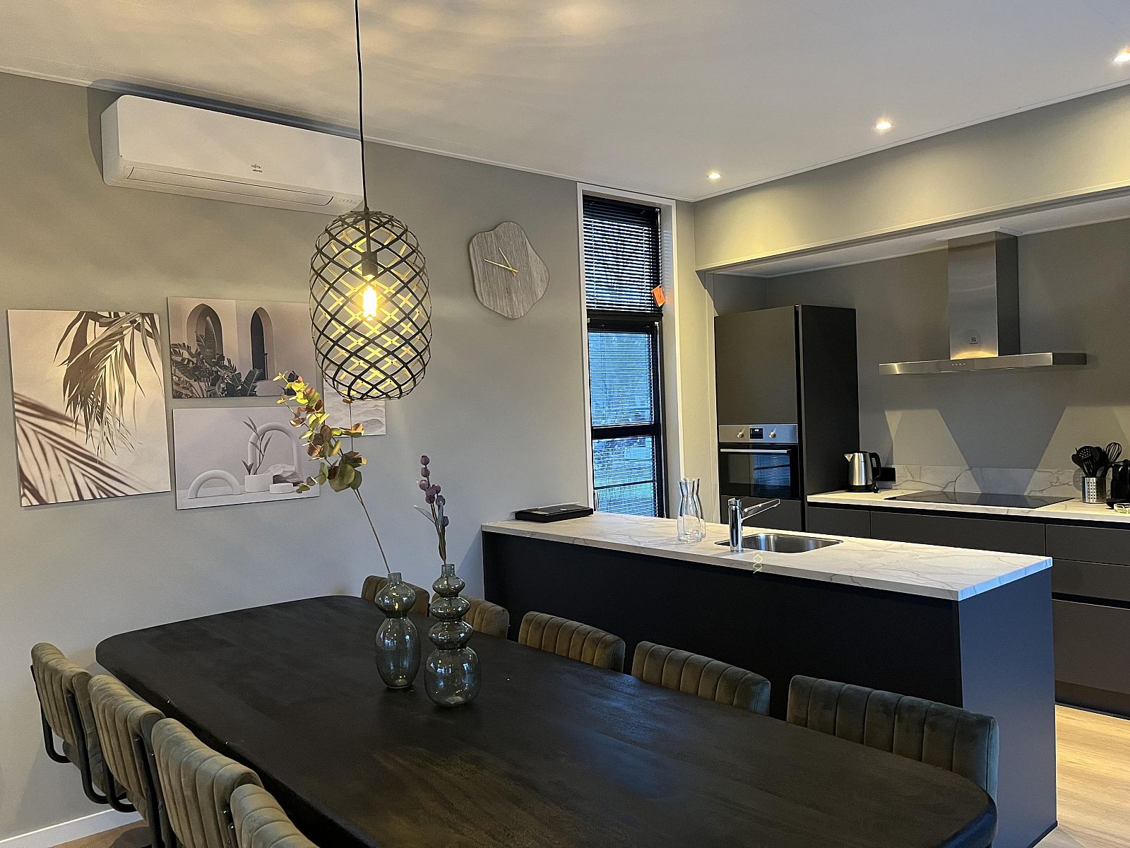 Modern kitchen and dining area in the Detached house in Kaatsheuvel, vacation home in Hart van Brabant, North Brabant.