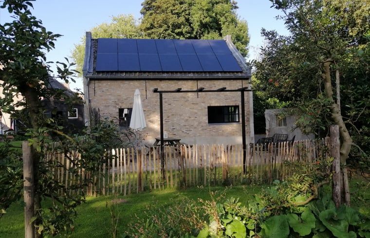 Cottage in Kaatsheuvel, vacation home in Hart van Brabant with sunny garden and solar panels.