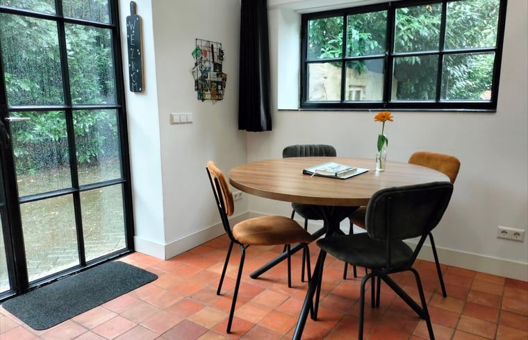 Cozy dining area in Cottage in Kaatsheuvel, vacation home in Kaatsheuvel, North Brabant.