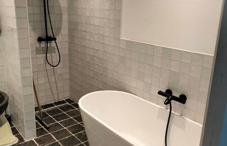 Luxury bath in Cottage in Kaatsheuvel, vacation home in Heart of Brabant.