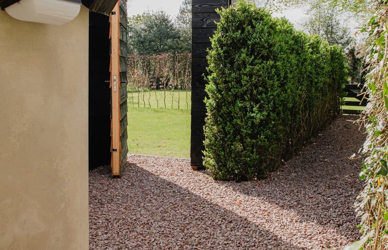 Eingang zum Ferienhaus in Leende, umgeben von viel Gruen und rustikalen Wegen, im Herzen von Brabant, Nordbrabant gelegen.