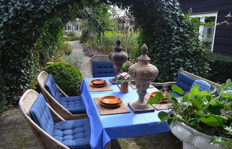 Geniet van een sfeervol terras bij Vakantiehuisje in Sleeuwijk, Hart van Brabant, Noord Brabant, omringd door groene natuur.