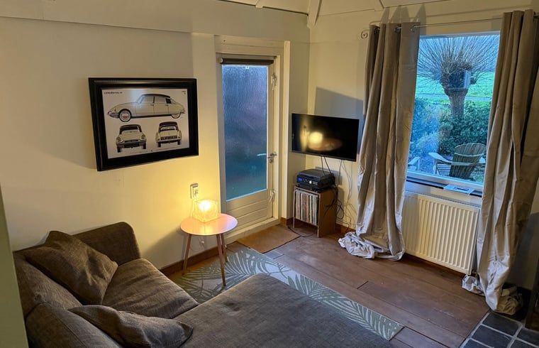 Cozy living room in Cottage in Hank, vacation home in Heart of Brabant, North Brabant, overlooking the garden.