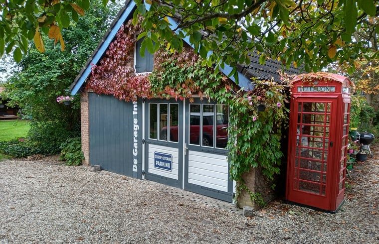 Autumnal charm of Cottage in Hank, cottage in Heart of Brabant, North Brabant, with leaves in warm hues.